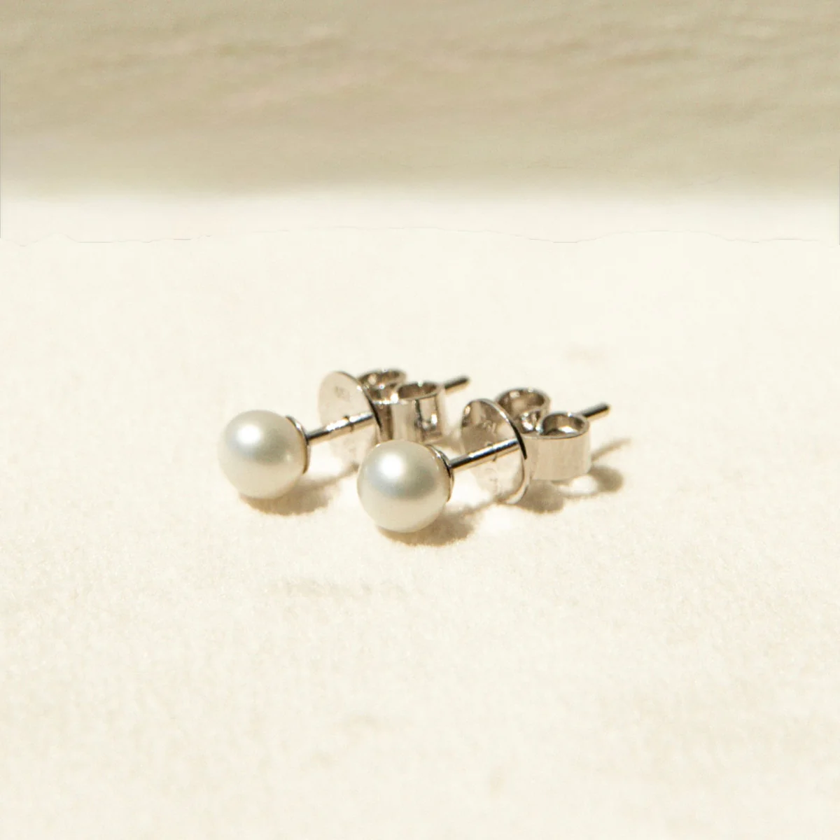 Classic Studs Australian South Sea Cygnet Bay Keshi 4mm A 18ct Yellow Gold - Image 4