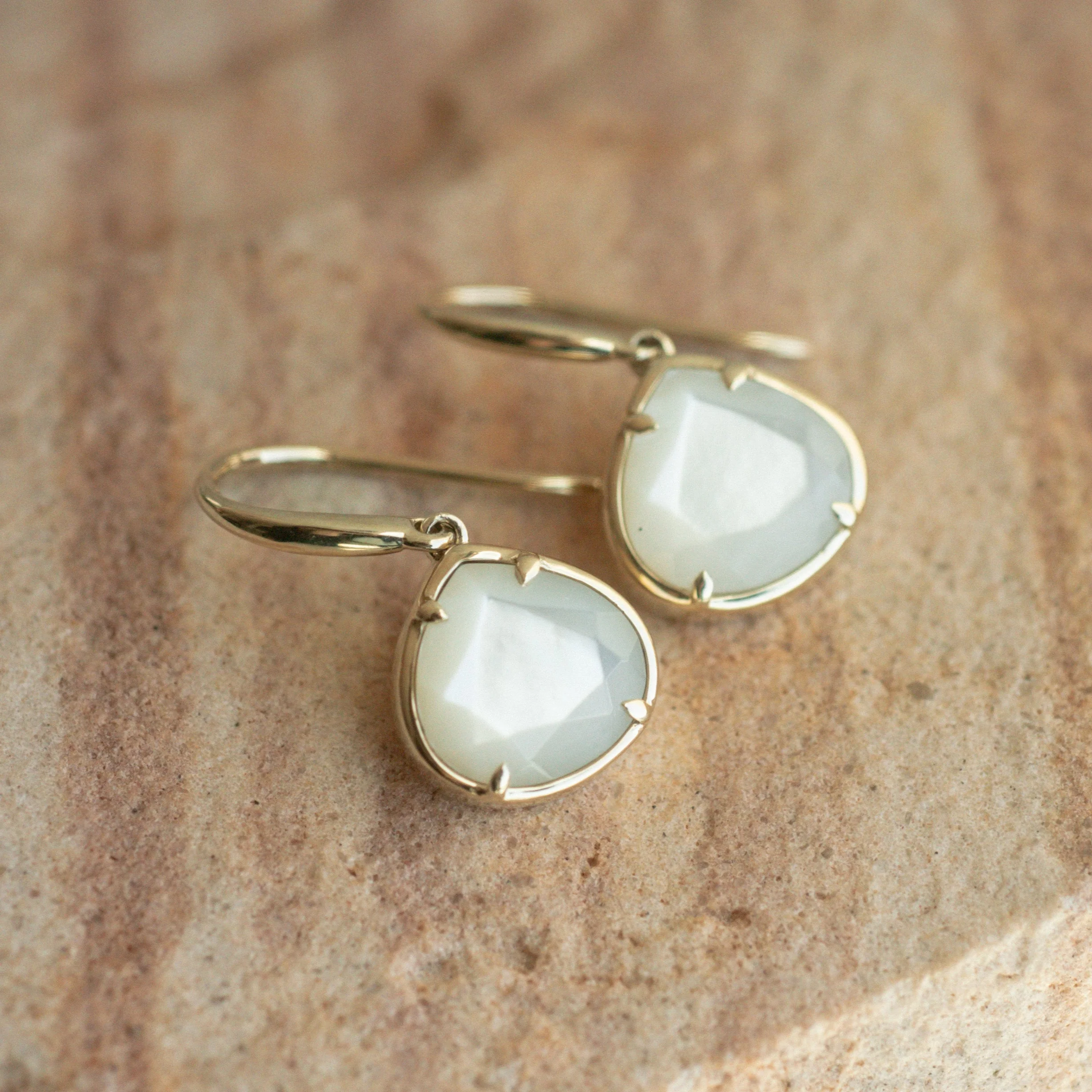 Radiance Mother Of Pearl Pear Shape Hooks 9ct Yellow Gold - Image 6